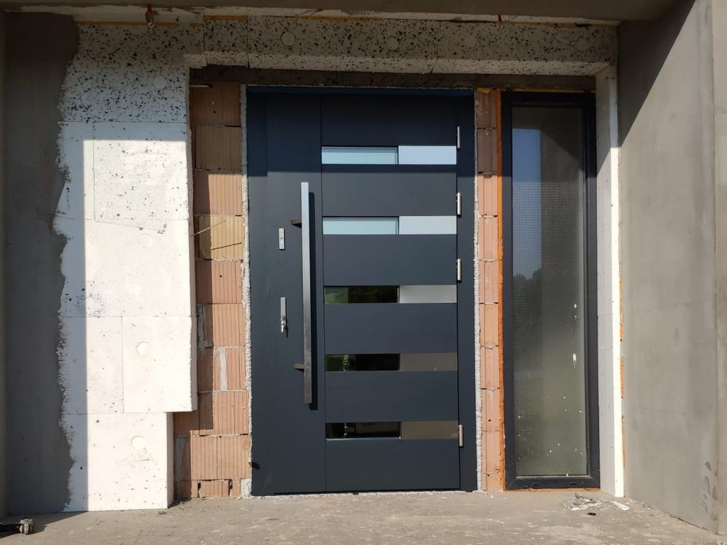 Drzwi zewnętrzne z pochwytem - aluminiowe